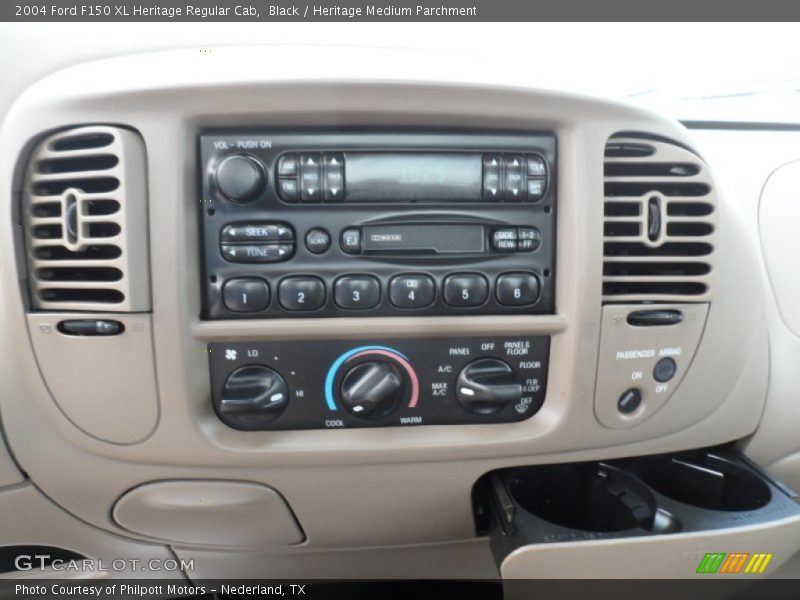 Black / Heritage Medium Parchment 2004 Ford F150 XL Heritage Regular Cab
