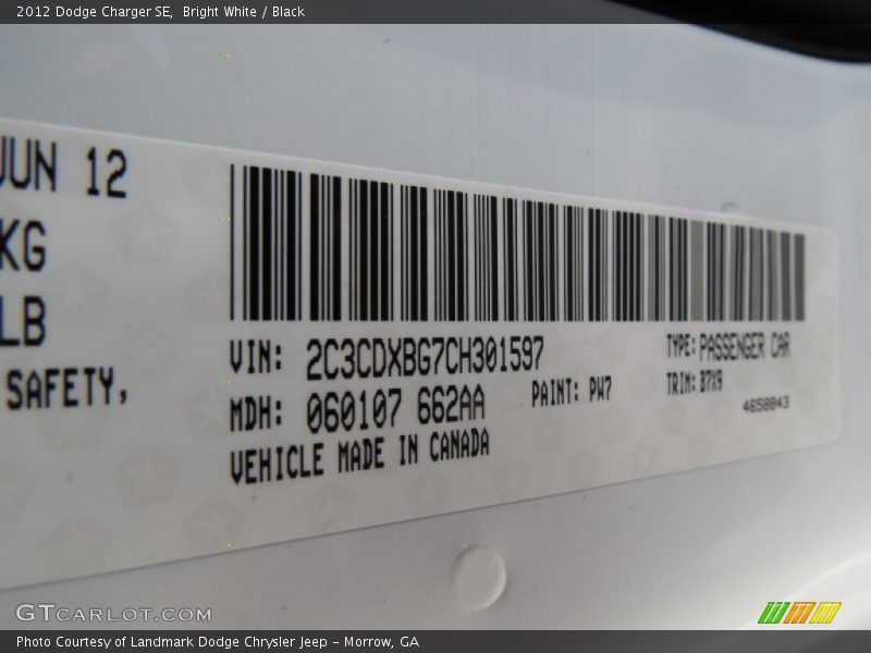 Bright White / Black 2012 Dodge Charger SE