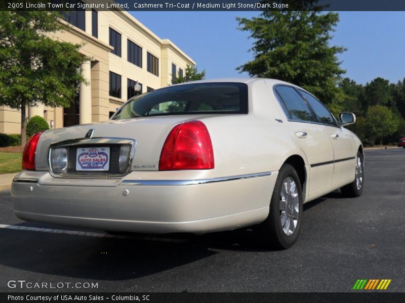 Cashmere Tri-Coat / Medium Light Stone/Dark Stone 2005 Lincoln Town Car Signature Limited