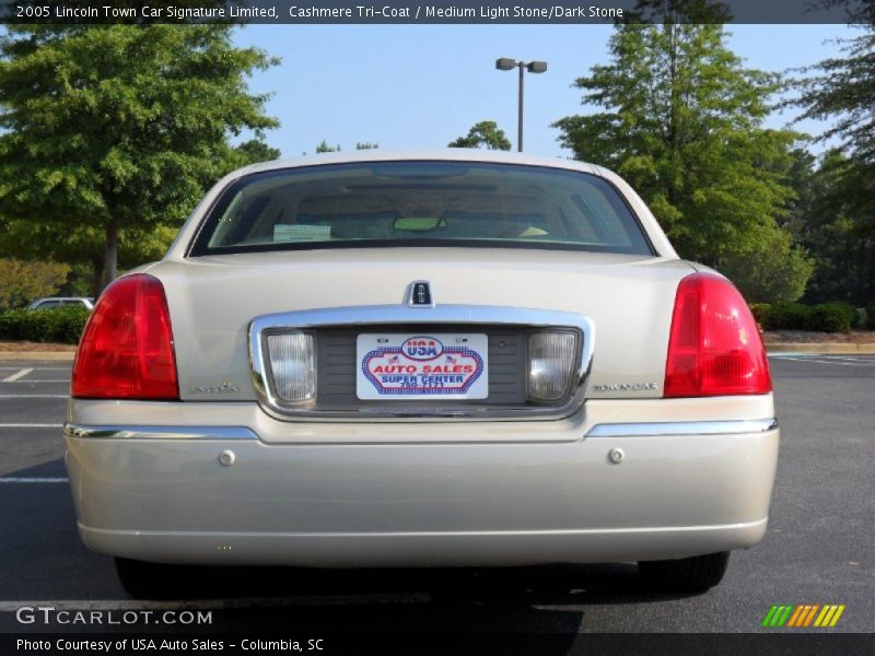 Cashmere Tri-Coat / Medium Light Stone/Dark Stone 2005 Lincoln Town Car Signature Limited