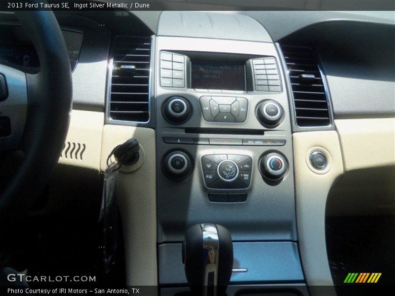 Ingot Silver Metallic / Dune 2013 Ford Taurus SE