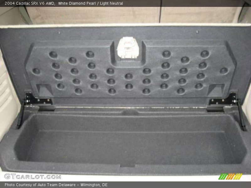 White Diamond Pearl / Light Neutral 2004 Cadillac SRX V6 AWD