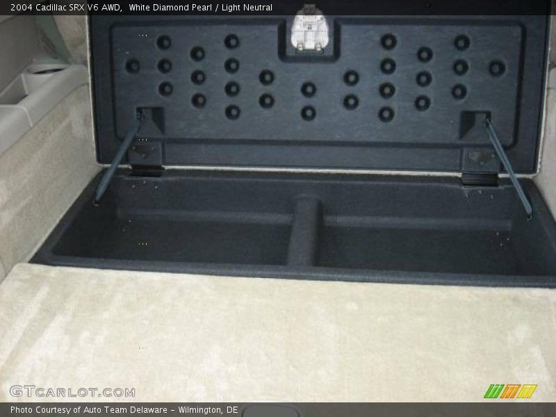 White Diamond Pearl / Light Neutral 2004 Cadillac SRX V6 AWD