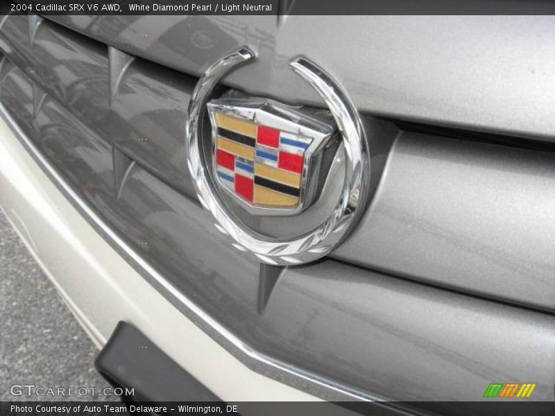 White Diamond Pearl / Light Neutral 2004 Cadillac SRX V6 AWD