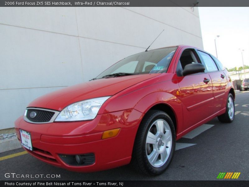 Front 3/4 View of 2006 Focus ZX5 SES Hatchback