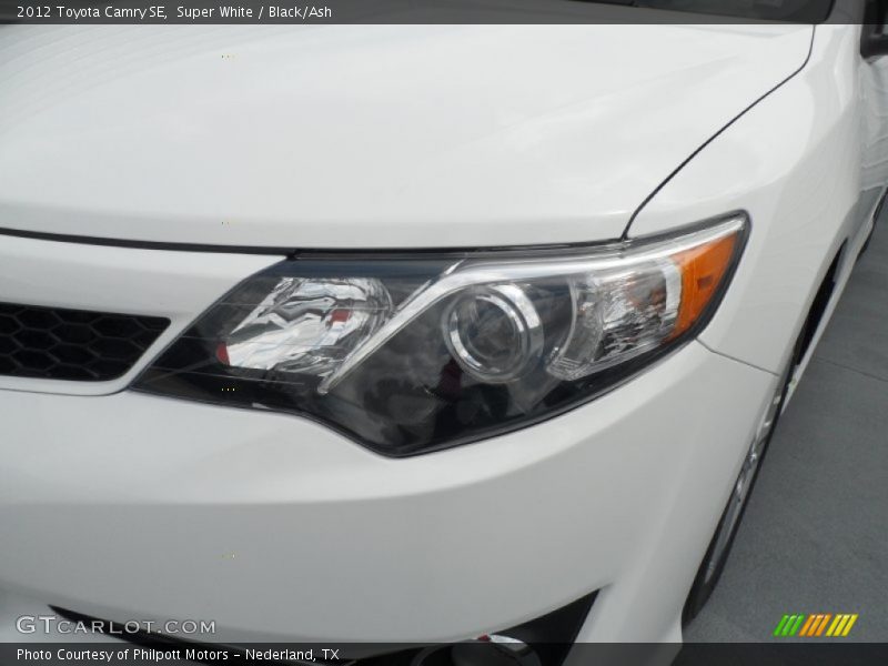 Super White / Black/Ash 2012 Toyota Camry SE