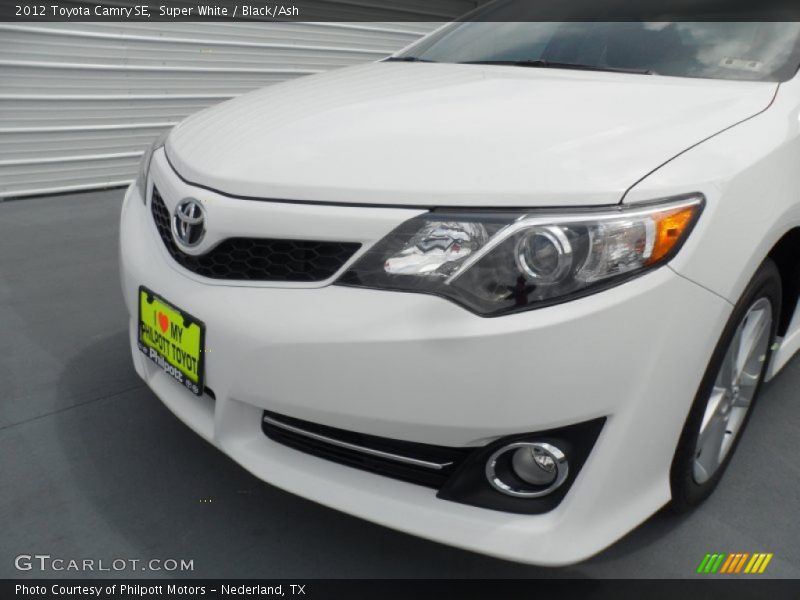Super White / Black/Ash 2012 Toyota Camry SE