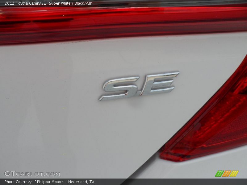 Super White / Black/Ash 2012 Toyota Camry SE