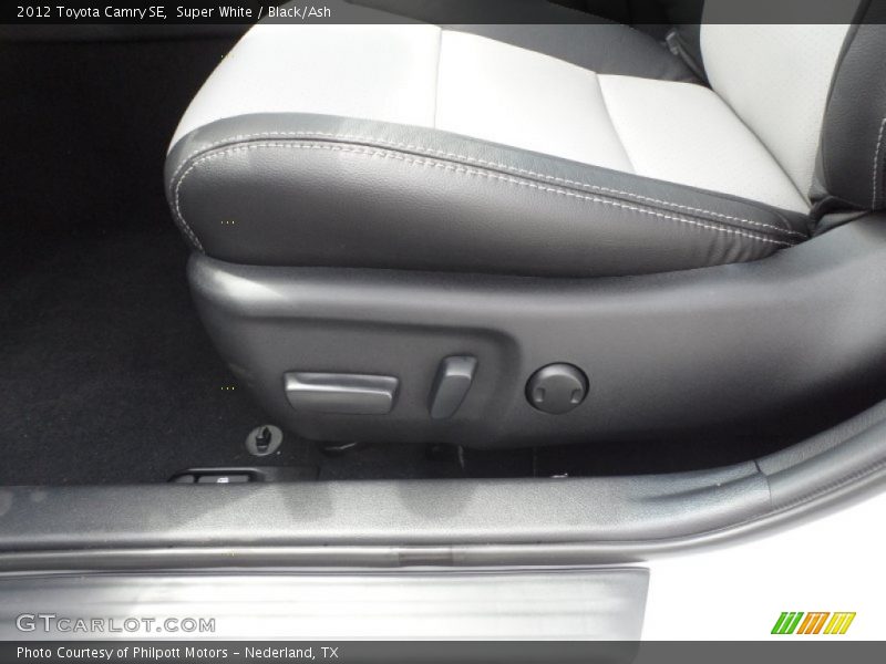Super White / Black/Ash 2012 Toyota Camry SE