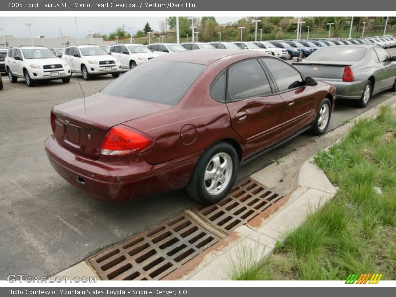 Merlot Pearl Clearcoat / Medium/Dark Flint 2005 Ford Taurus SE