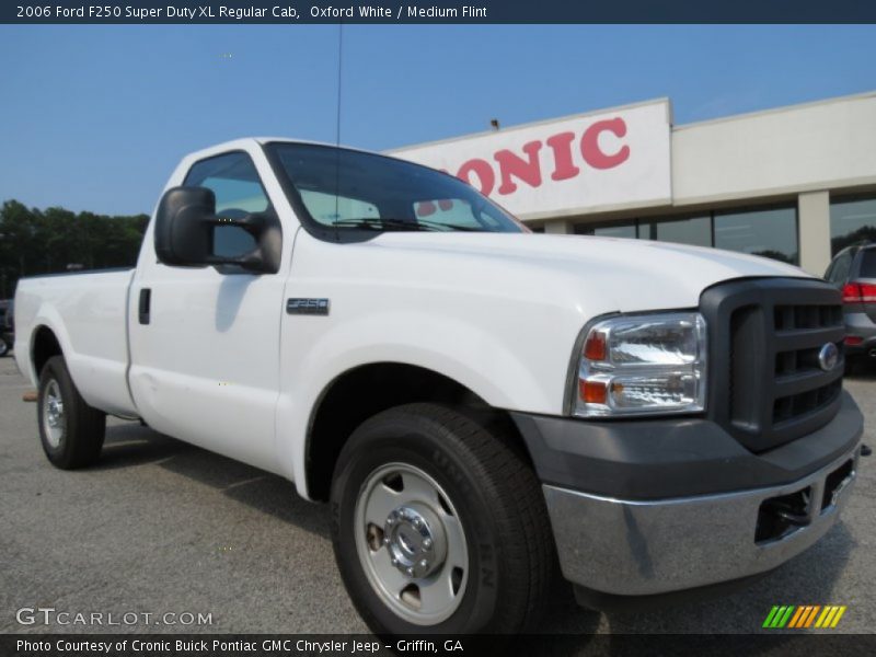 Oxford White / Medium Flint 2006 Ford F250 Super Duty XL Regular Cab