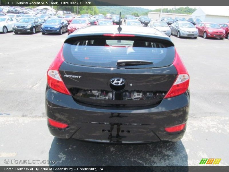 Ultra Black / Black 2013 Hyundai Accent SE 5 Door