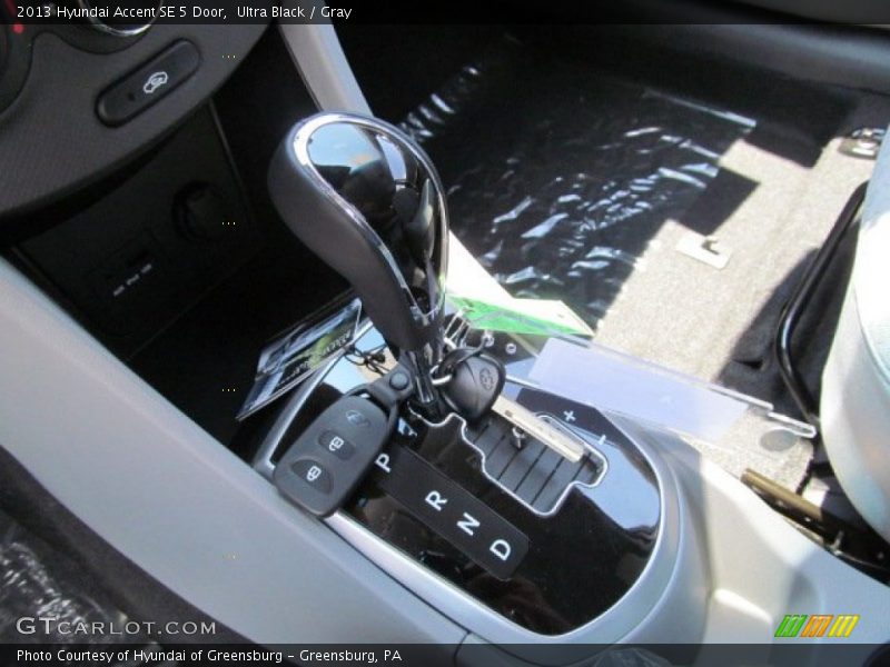 Ultra Black / Gray 2013 Hyundai Accent SE 5 Door