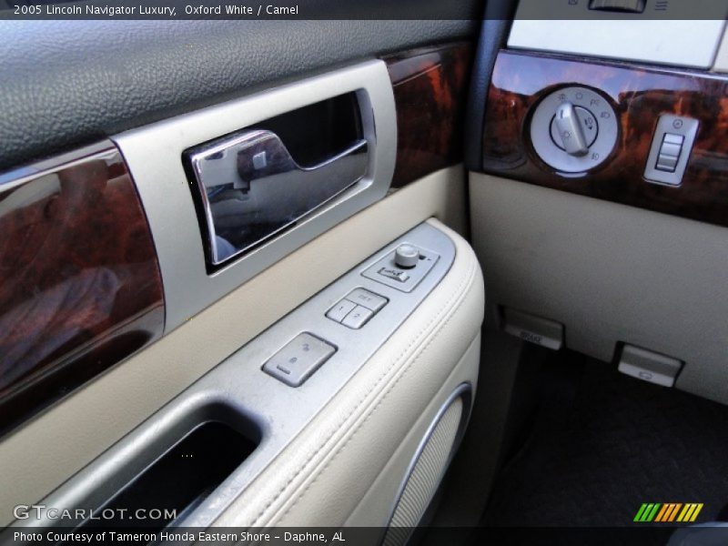 Oxford White / Camel 2005 Lincoln Navigator Luxury