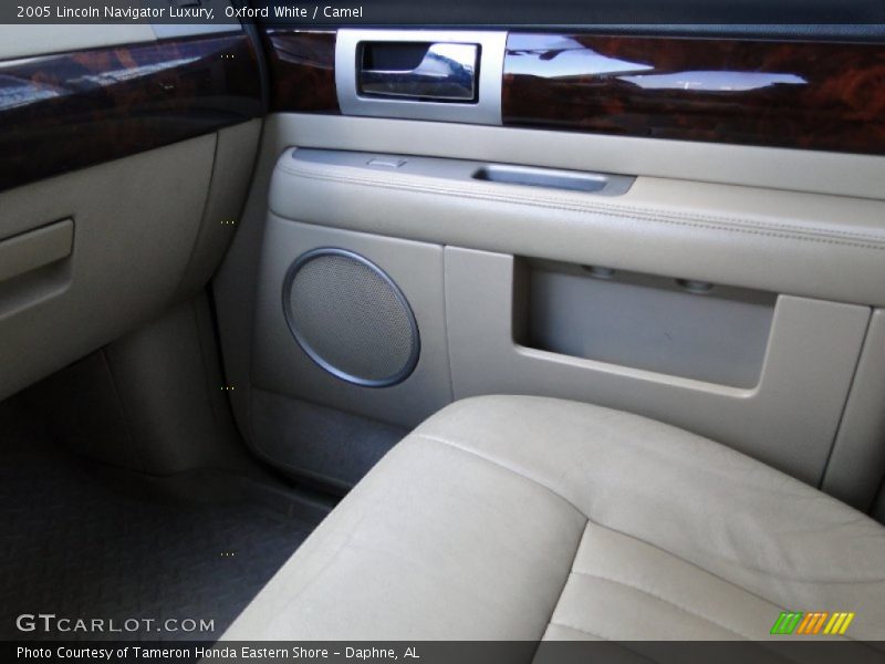 Oxford White / Camel 2005 Lincoln Navigator Luxury