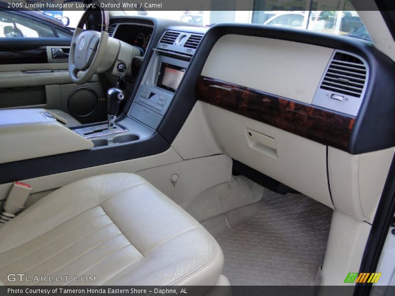 Oxford White / Camel 2005 Lincoln Navigator Luxury