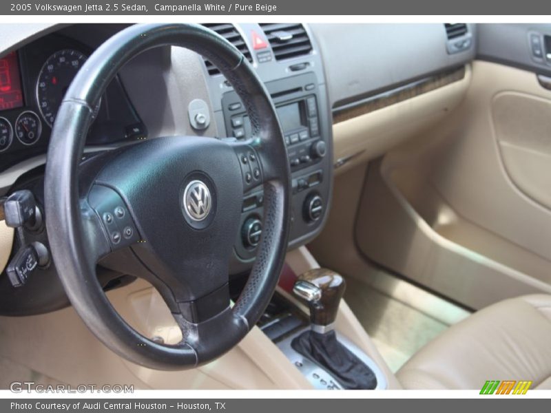 Campanella White / Pure Beige 2005 Volkswagen Jetta 2.5 Sedan