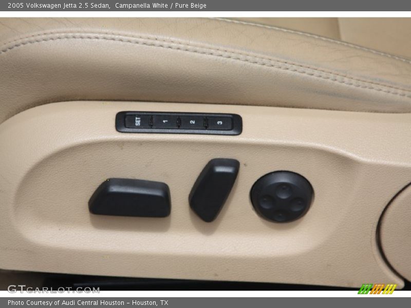 Campanella White / Pure Beige 2005 Volkswagen Jetta 2.5 Sedan