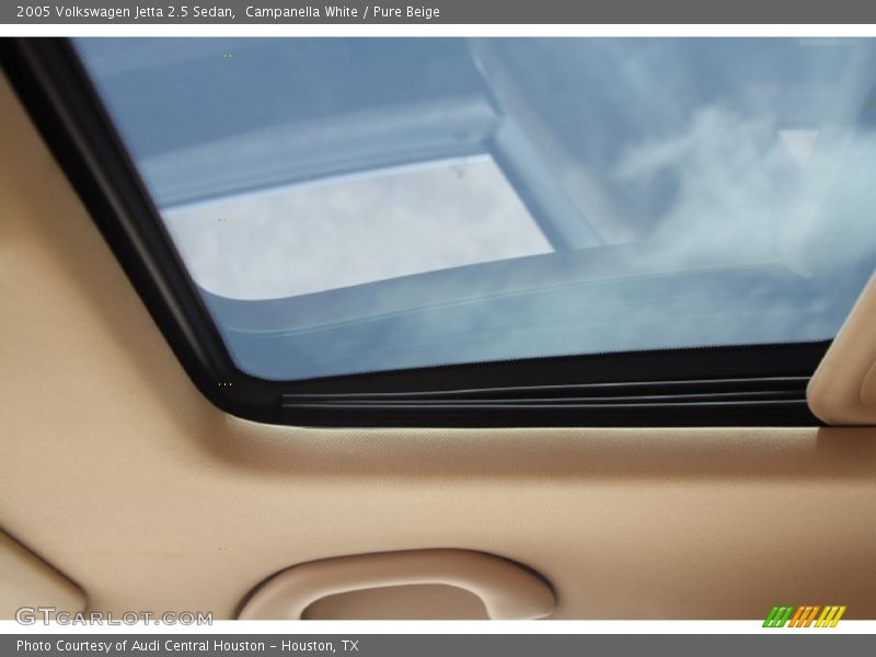Campanella White / Pure Beige 2005 Volkswagen Jetta 2.5 Sedan
