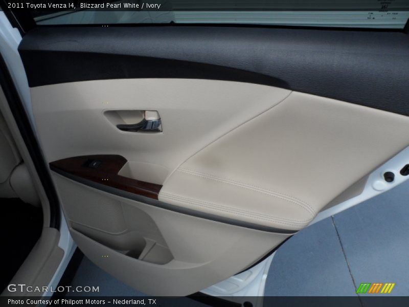 Blizzard Pearl White / Ivory 2011 Toyota Venza I4