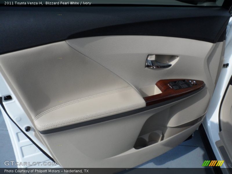 Blizzard Pearl White / Ivory 2011 Toyota Venza I4
