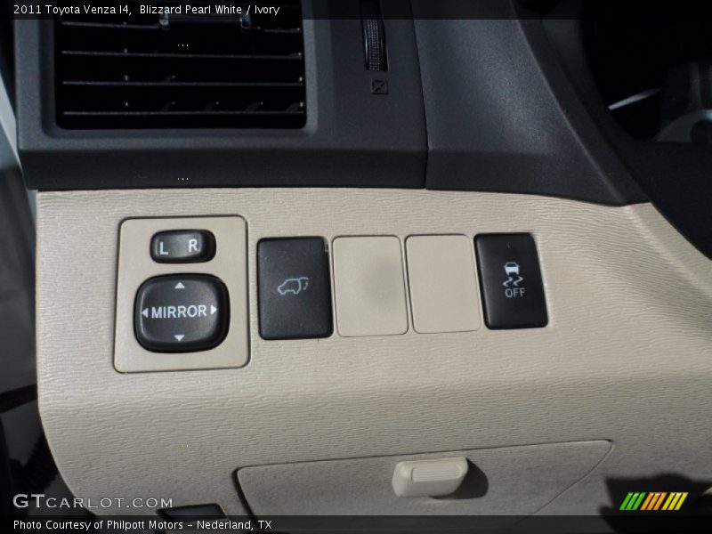 Blizzard Pearl White / Ivory 2011 Toyota Venza I4