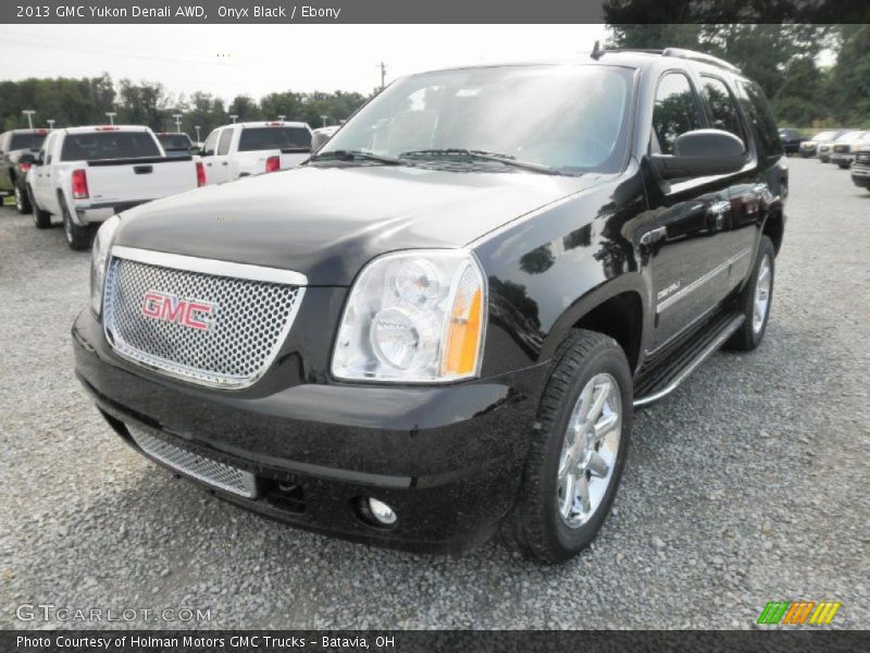 Front 3/4 View of 2013 Yukon Denali AWD