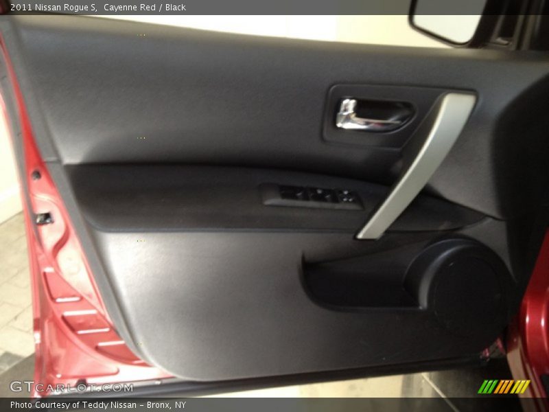 Cayenne Red / Black 2011 Nissan Rogue S
