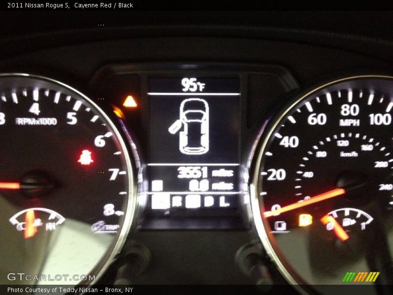 Cayenne Red / Black 2011 Nissan Rogue S