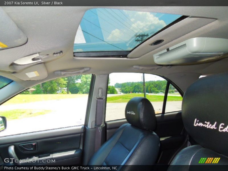 Silver / Black 2007 Kia Sorento LX