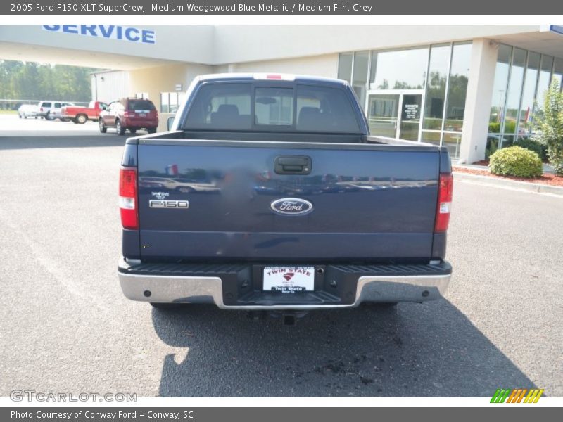 Medium Wedgewood Blue Metallic / Medium Flint Grey 2005 Ford F150 XLT SuperCrew