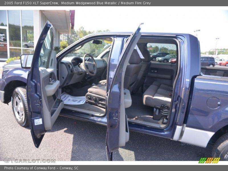 Medium Wedgewood Blue Metallic / Medium Flint Grey 2005 Ford F150 XLT SuperCrew