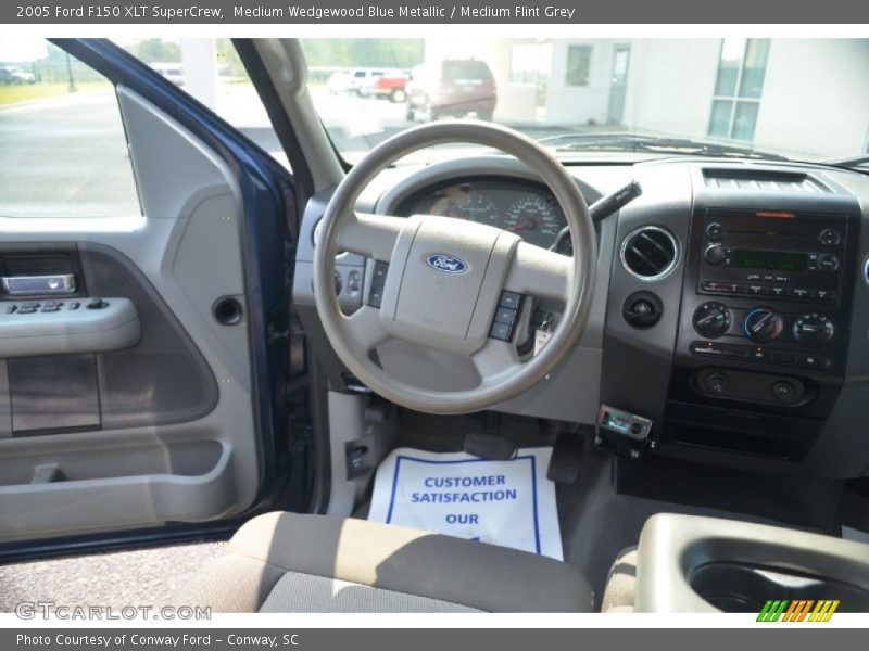 Medium Wedgewood Blue Metallic / Medium Flint Grey 2005 Ford F150 XLT SuperCrew