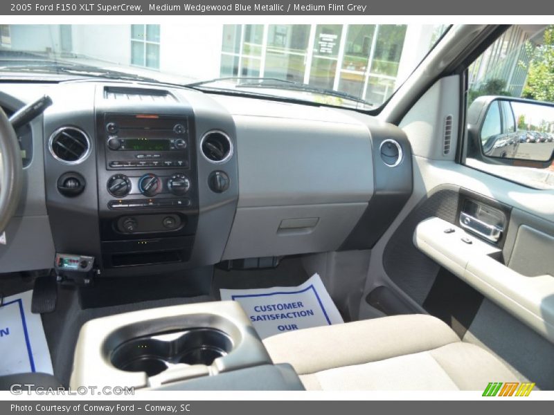Medium Wedgewood Blue Metallic / Medium Flint Grey 2005 Ford F150 XLT SuperCrew