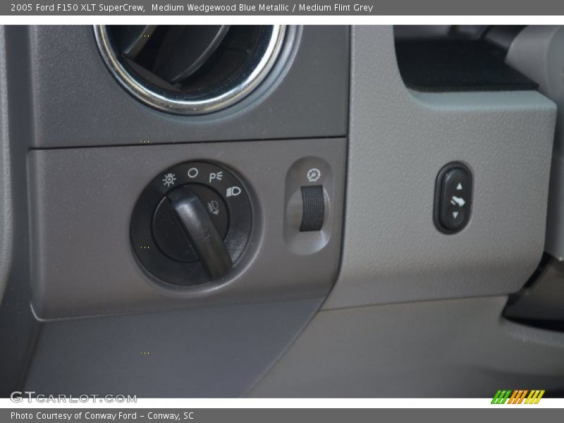 Medium Wedgewood Blue Metallic / Medium Flint Grey 2005 Ford F150 XLT SuperCrew