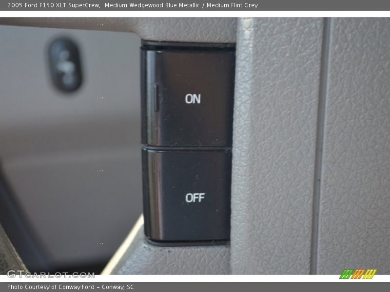 Medium Wedgewood Blue Metallic / Medium Flint Grey 2005 Ford F150 XLT SuperCrew