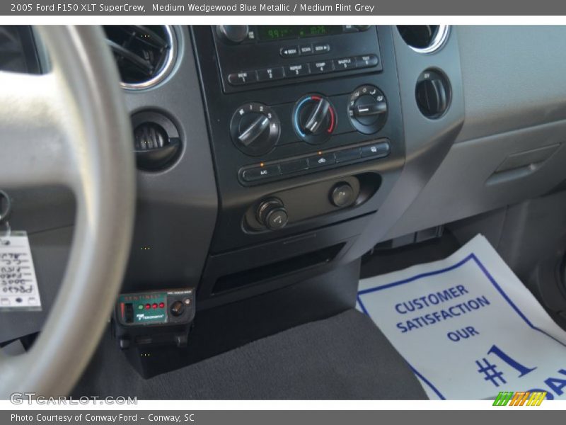 Medium Wedgewood Blue Metallic / Medium Flint Grey 2005 Ford F150 XLT SuperCrew