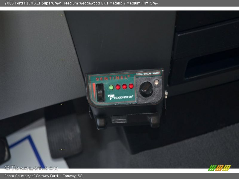 Medium Wedgewood Blue Metallic / Medium Flint Grey 2005 Ford F150 XLT SuperCrew