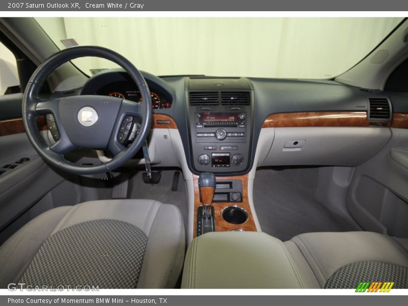 Cream White / Gray 2007 Saturn Outlook XR