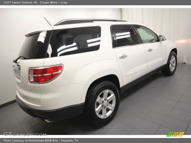 Cream White / Gray 2007 Saturn Outlook XR