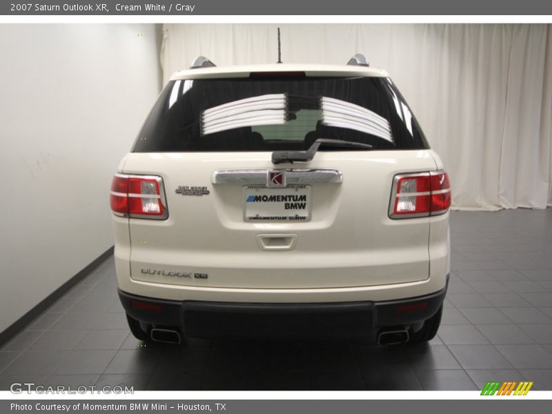 Cream White / Gray 2007 Saturn Outlook XR