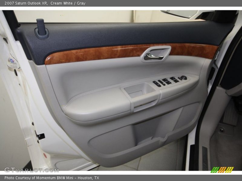 Cream White / Gray 2007 Saturn Outlook XR