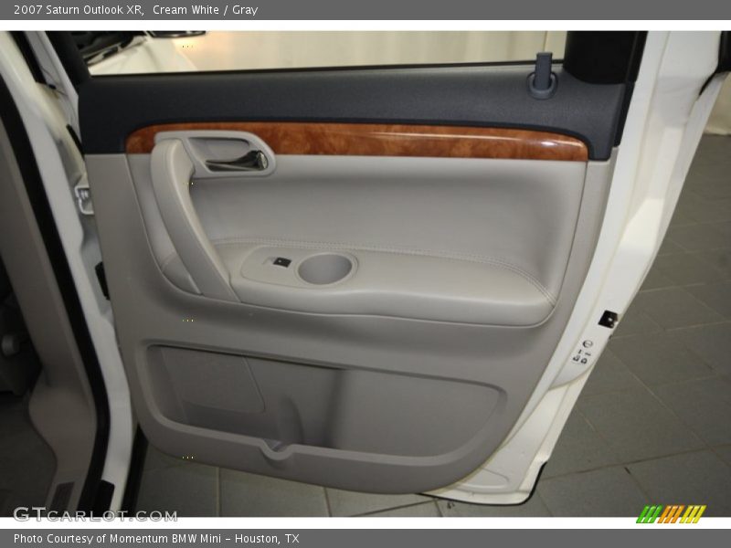 Cream White / Gray 2007 Saturn Outlook XR