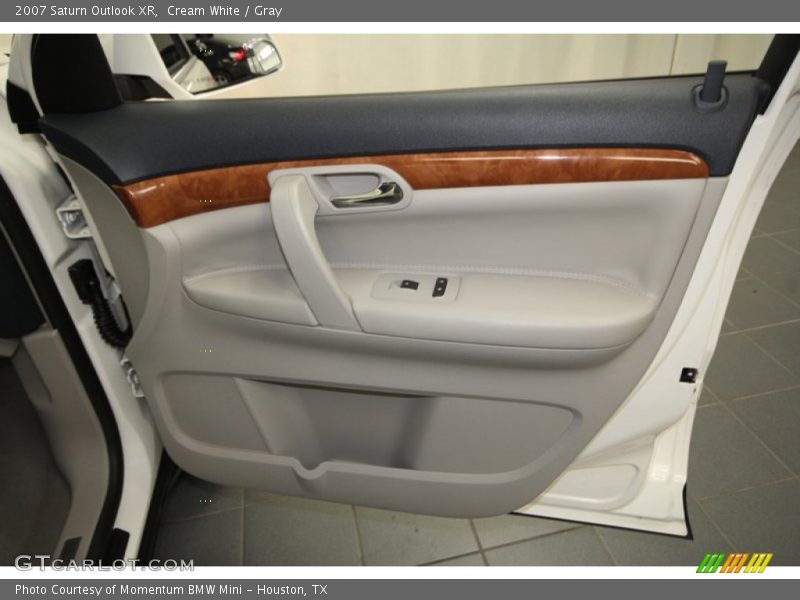Cream White / Gray 2007 Saturn Outlook XR