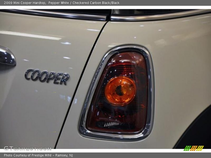 Pepper White / Checkered Carbon Black/Black 2009 Mini Cooper Hardtop