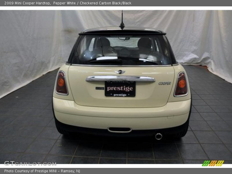 Pepper White / Checkered Carbon Black/Black 2009 Mini Cooper Hardtop