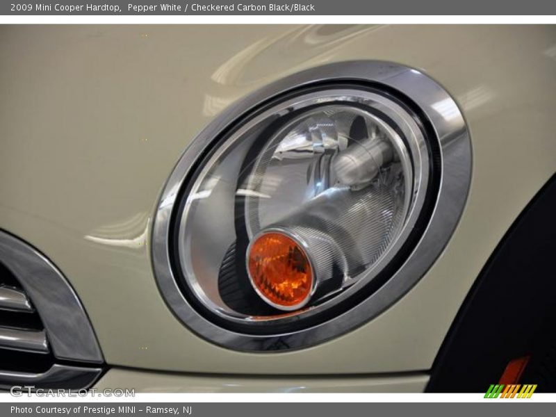 Pepper White / Checkered Carbon Black/Black 2009 Mini Cooper Hardtop