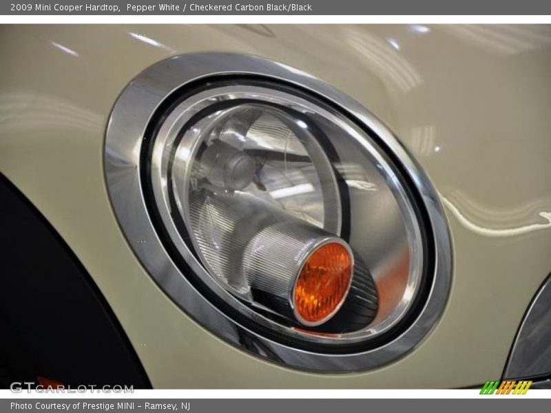 Pepper White / Checkered Carbon Black/Black 2009 Mini Cooper Hardtop