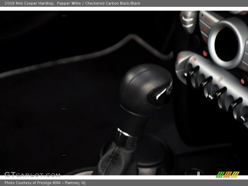 Pepper White / Checkered Carbon Black/Black 2009 Mini Cooper Hardtop