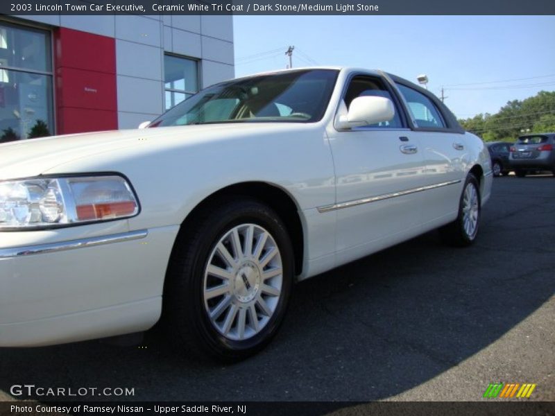 Ceramic White Tri Coat / Dark Stone/Medium Light Stone 2003 Lincoln Town Car Executive